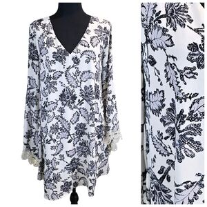 ASTR The Label Womens Boho Floral Flared Sleeve V-Neck Dress Medium White Black
